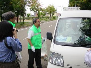 停車中のドライバーにポイ捨て防止を呼びかける原田市長の写真