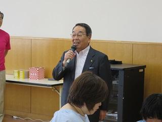 「子ども発達支援センタースマイル祭り」で挨拶する原田市長の写真