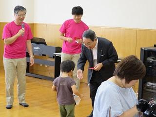 子供に景品を手渡す原田市長の写真