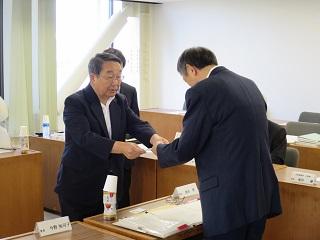 委嘱状を手渡す原田市長の写真