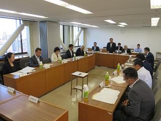 「行政改革推進委員会」で挨拶する原田市長の写真
