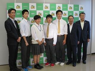 恵庭南高校の生徒と記念撮影をする原田市長の写真