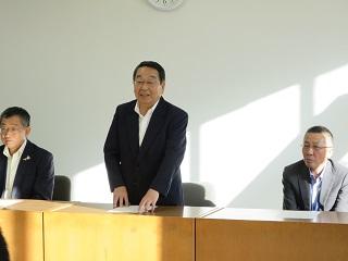 「恵庭南高校インターハイ結果報告」会で挨拶する原田市長の写真