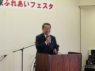 「大町ふれあいフェスタ」で挨拶する原田市長の写真