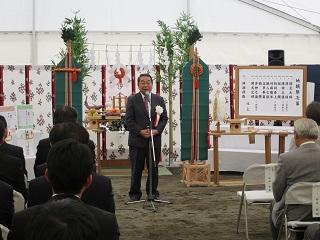 「恵庭市焼却施設整備工事・地鎮祭」で挨拶する原田市長の写真