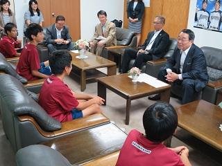 出場した小学生4人から報告を受ける原田市長の写真