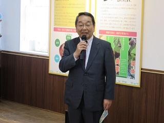「えにわ環境・エネルギー展」で挨拶する原田市長の写真