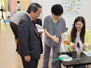 展示ブースを見学する原田市長の写真