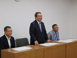 「新体操クラブ・全国大会出場報告」会で挨拶する原田市長の写真
