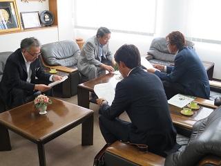 要望書の説明を受ける原田市長の写真