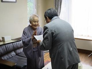 表彰状を読み上げる原田市長の写真