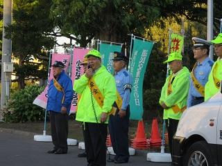 「全国交通安全運動セーフティーコール」で挨拶する原田市長の写真