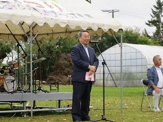 「恵庭光と風の里・秋まつり」で挨拶する原田市長の写真