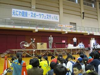 「えにわ健康・スポーツフェスティバル」で挨拶する原田市長の写真
