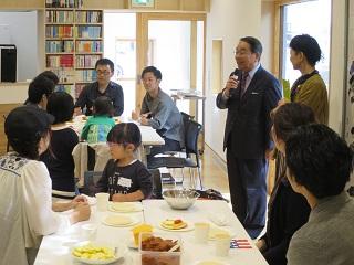「移住者交流会」で挨拶する原田市長の写真