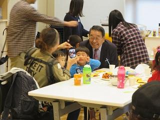 移住者と談笑している原田市長の写真