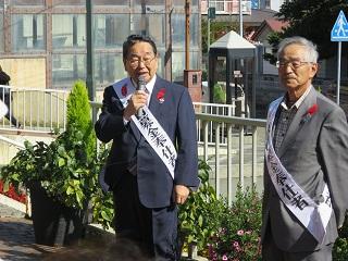 赤い羽根街頭募金セレモニーで挨拶する原田市長の写真