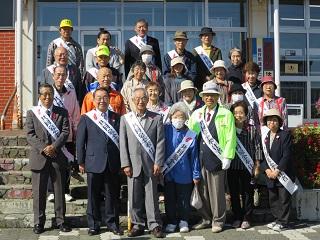 赤い羽根街頭募金セレモニーで記念撮影を行う原田市長たちの写真