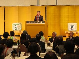 全国商工会議所女性会連合会北海道全国大会で挨拶する原田市長の写真