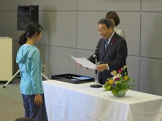 市長賞を受賞した児童に表彰状を贈る原田市長の写真
