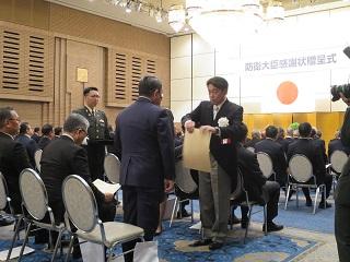 小野寺防衛大臣から感謝状を受け取る原田市長の写真