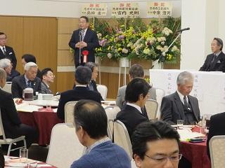 「技能功労者等受賞者合同祝賀会」にて挨拶をしている原田市長の写真2