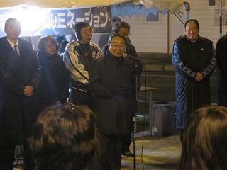 「夢あかりイルミネーション点灯式」にて挨拶をしている原田市長の写真