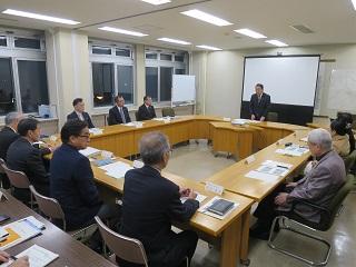 「第2回恵庭市総合教育会議」にて挨拶をしている原田市長の写真1