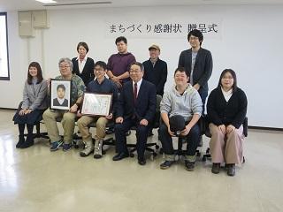 『エコフェス』を運営する恵喜祭人と原田市長が記念撮影している写真