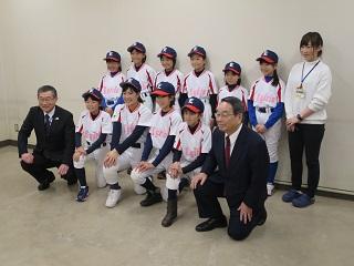 女子野球チーム『エステラーズ』と原田市長が記念撮影している写真