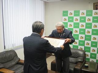 元市議会副議長の野原聡氏に感謝状を伝達する原田市長の写真
