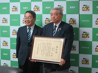 元市議会副議長の野原聡氏と原田市長が記念撮影している写真