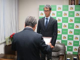 感謝状を贈呈する原田市長の写真1