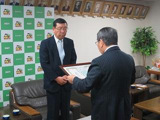 感謝状を贈呈する原田市長の写真2