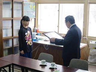 恵庭小学校に対しまちづくり感謝状を贈呈する原田市長の写真