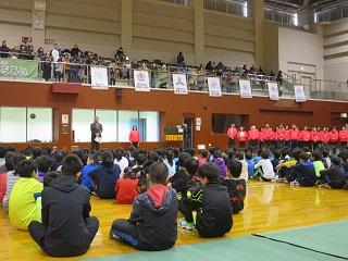 「第30回記念少年少女ミニバレー大会」にて挨拶をしている原田市長の写真1