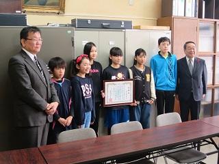 恵庭小学校の生徒と原田市長が記念撮影している写真