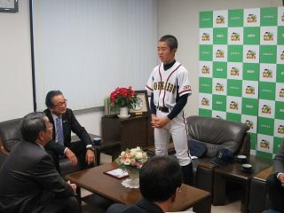 台湾で開かれる日台国際野球大会に出場選手の決意に耳を傾ける原田市長の写真
