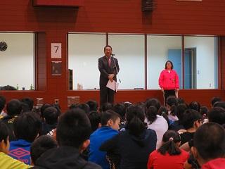 「第30回記念少年少女ミニバレー大会」にて挨拶をしている原田市長の写真2