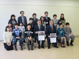 特別支援学級の児童生徒たちと原田市長が記念撮影している写真