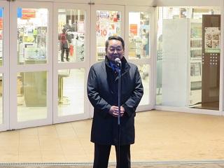 「恵み野駅東口ロータリーイルミネーション点灯セレモニー」にて挨拶をしている原田市長の写真