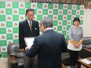 北海道統計功労者として感謝状を伝達する原田市長の写真