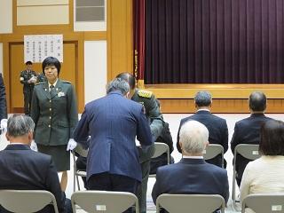 陸上幕僚長から感謝状を受け取る原田市長の写真