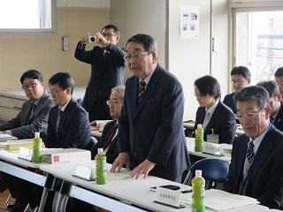 「水と緑のまちづくり審議会」にて挨拶をしている原田市長の写真