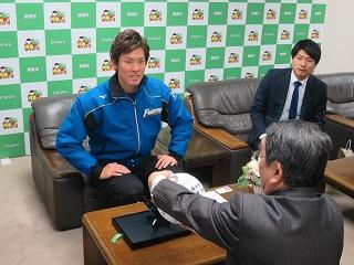 高梨選手からサインボールを受け取る原田市長の写真