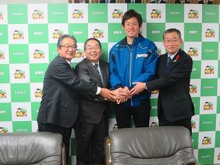 日本ハムファイターズの高梨裕稔選手と原田市長が記念撮影している写真