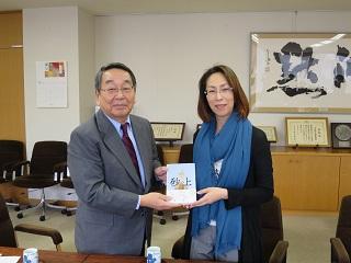 直木賞作家・桜木紫乃さんと本を手に原田市長が記念撮影している写真