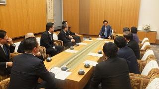 安倍総理と面会する原田市長の写真