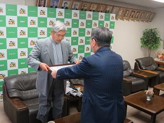 まちづくり感謝状を渡す原田市長の写真