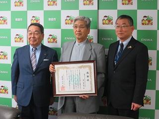 恵庭アルプス乙女・姫りんごの会の萩澤達司会長と原田市長が記念撮影している写真